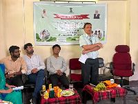A resource person addresses farmers during the Khet Bachao Abhiyan awareness programme, sharing insights on sustainable agriculture, horticulture, and government support initiatives.